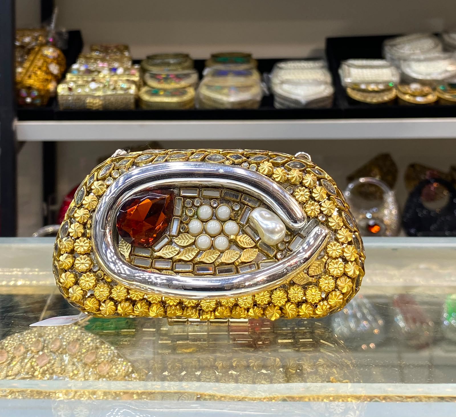 Graceful Vision Clutch - Design 23 -shaheen